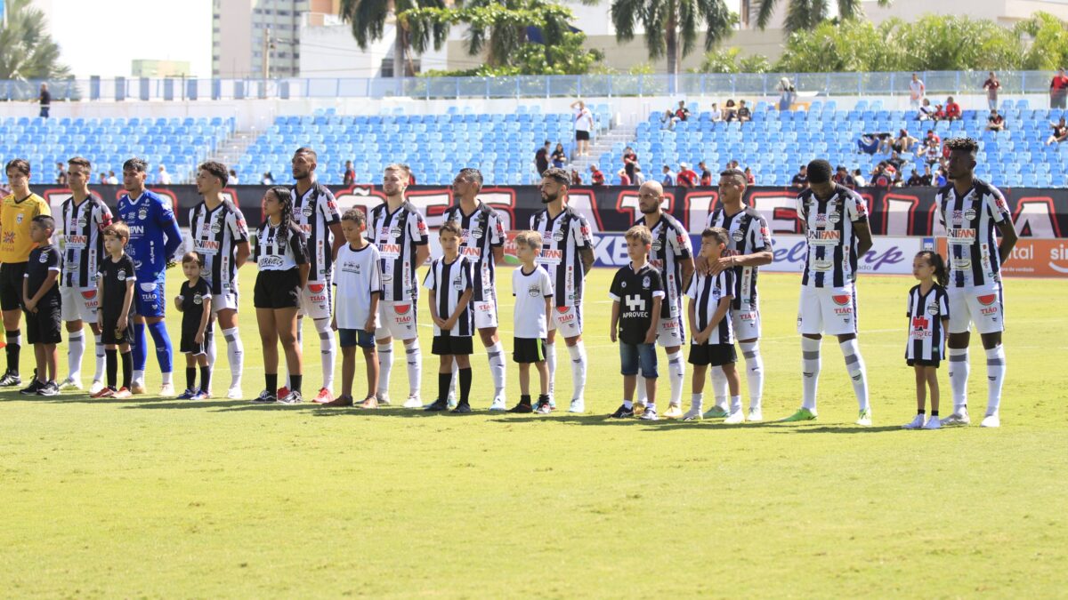 Jogadores do Goiânia perfilados em campo
