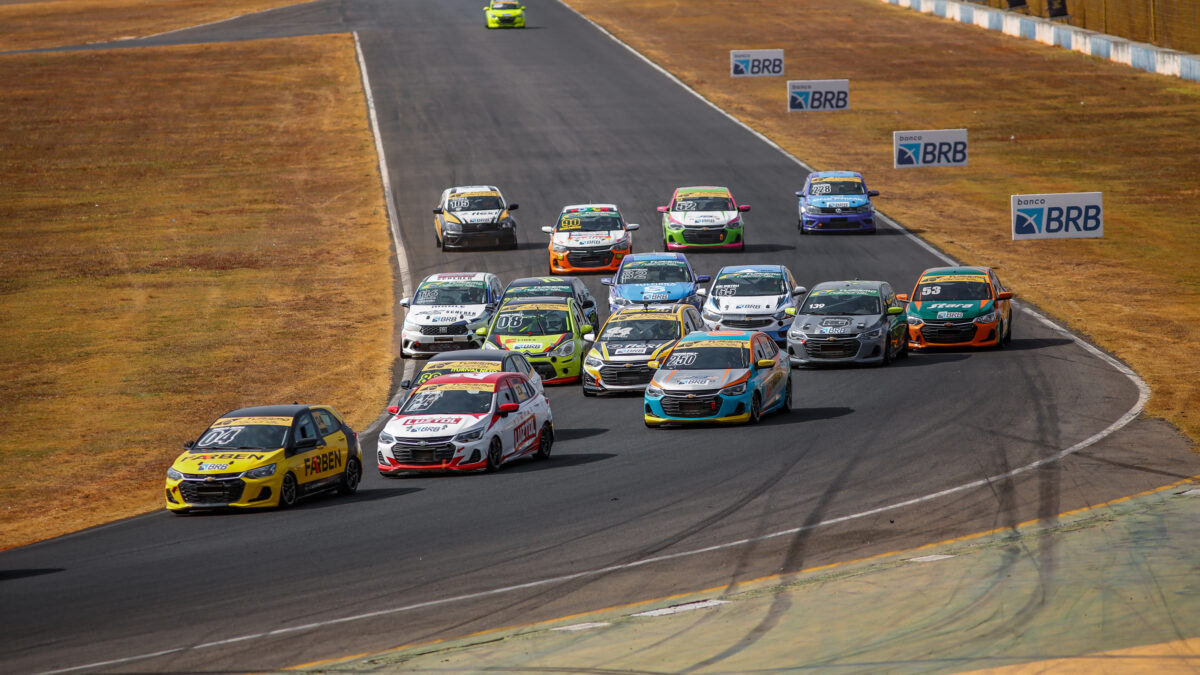 Carros da Turismo Nacional na pista