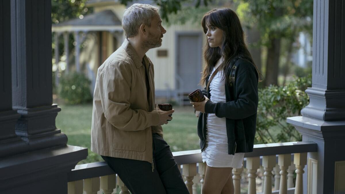 O Sindicato dos Atores de Hollywood (SAG-AFTRA) está esclarecendo quando os coordenadores de intimidade podem falar publicamente sobre o trabalho dos atores após uma entrevista sobre o polêmico novo filme de Jenna Ortega, “Miller’s Girl”, onde realiza uma cena de sexo com o ator Martin Freeman, que é 30 anos mais velha do que ela. Ortega tem 21 anos e Freeman tem 52.