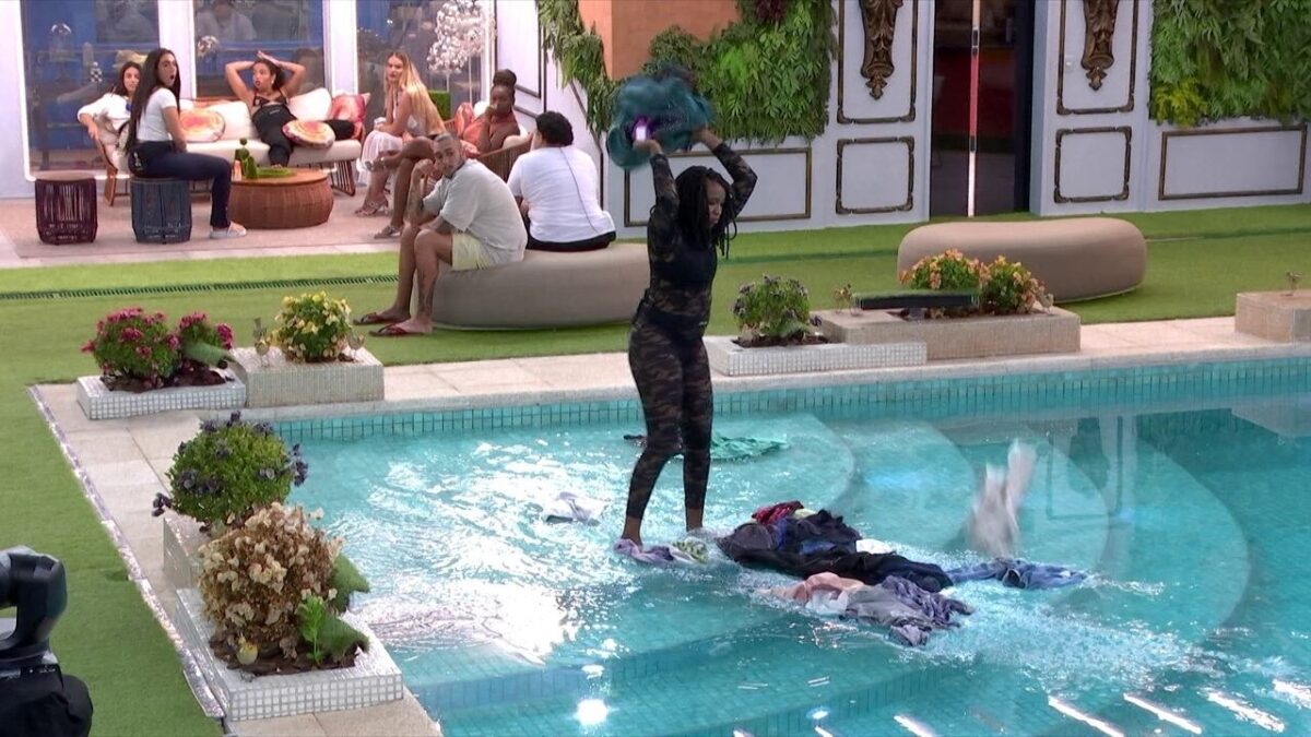 Após discussão, Leidy Elin joga roupas de Davi na piscina do BBB 24