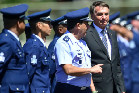 Bolsonaro e o tenente-brigadeiro do ar Carlos Almeida Baptista Júnior (Foto: Agência Brasil)