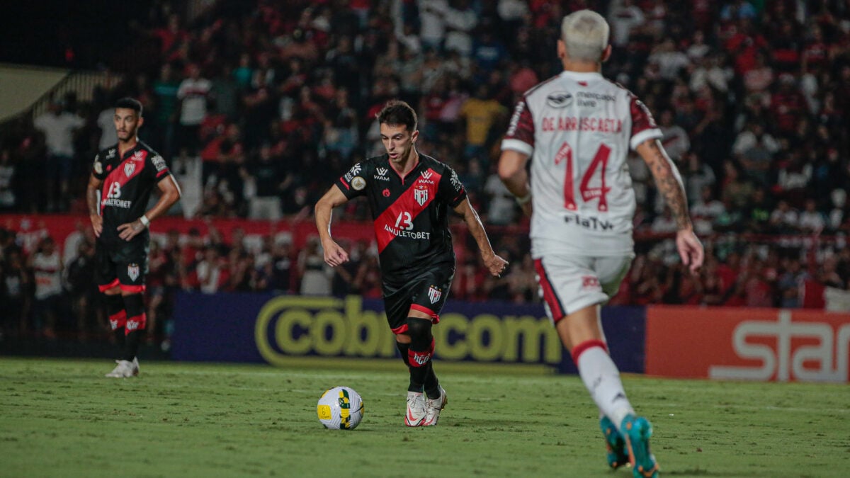 Shaylon com a bola sendo marcado por Arrascaeta