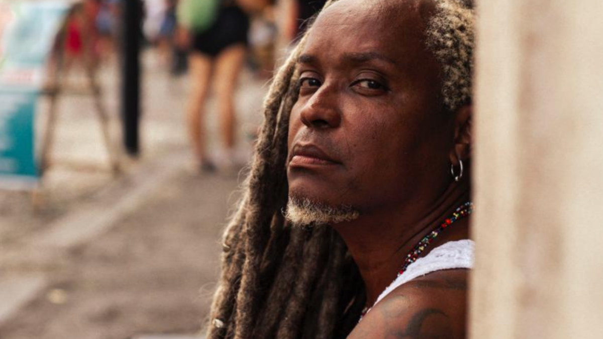 Léo Roots comemora sucesso com novo álbum (Foto divulgação)