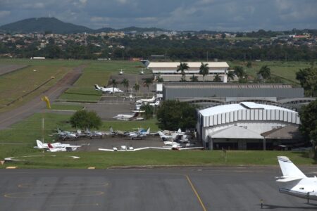 Foto coloria mostra jatinhos em hangar do Aeroporto de Goiânia, que figura no top 10 da aviação de negócios no Brasil (Foto: CCR Aeroportos)