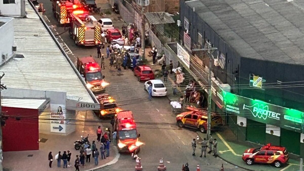 Imagem colorida e aérea mostra atuação dos bombeiros na durante evacuação de pacientes após princípio de incêndio no Hospital Ortopédico de Goiánia (Foto: reprodução)