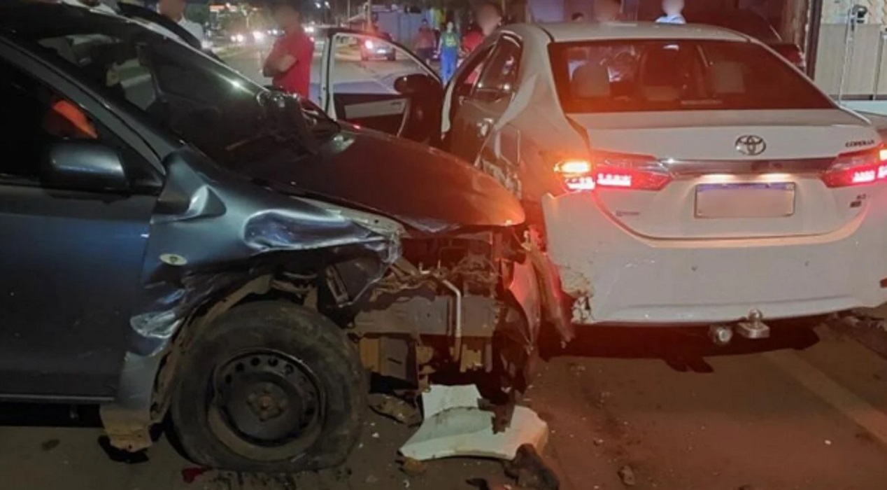 Idosa com sinais de embriaguez bate carro em avenida de Anápolis