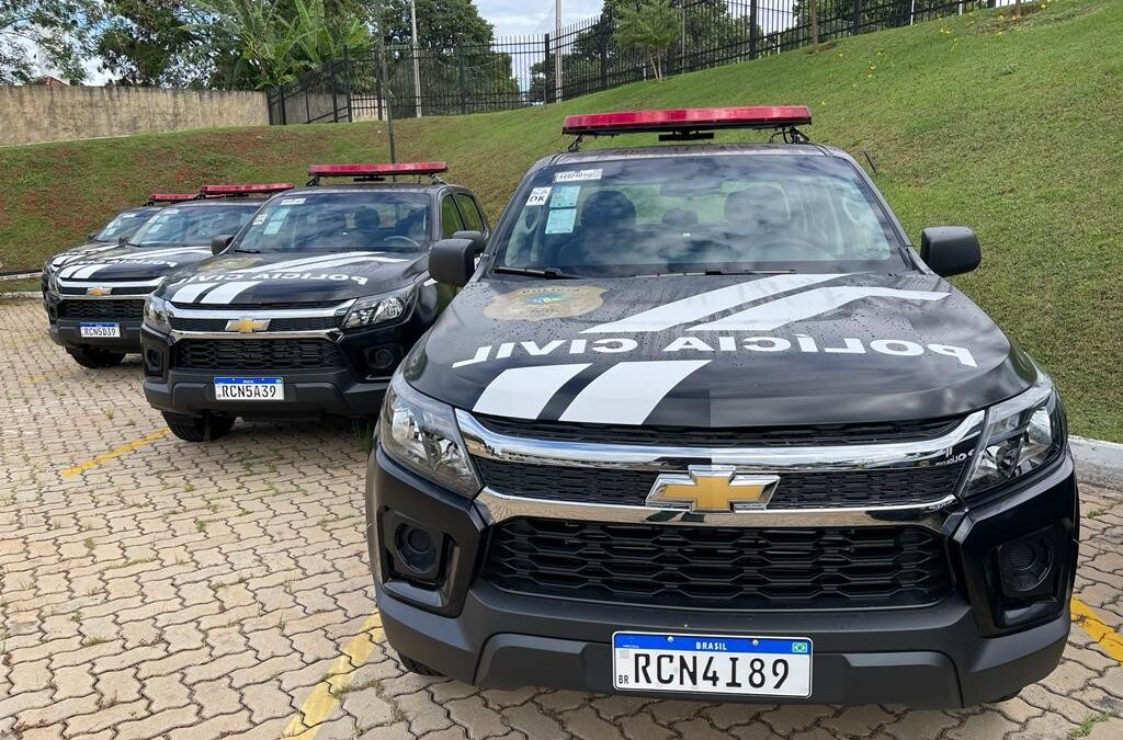 Foto colorida mostra viaturas pretas a Polícia Civil de Goiás (Foto: divulgação/PCGO)