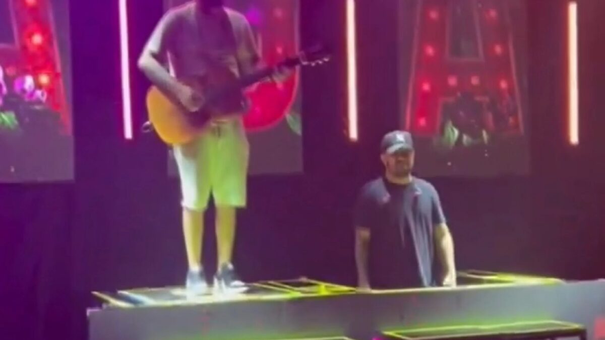 Cantor Victor Hugo, da dupla com Diego, despenca de estrutura durante show