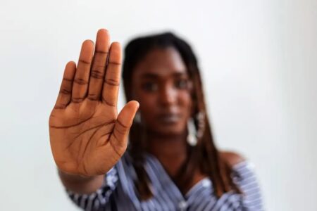 Dois terços das mulheres assassinadas com armas de fogo são negras