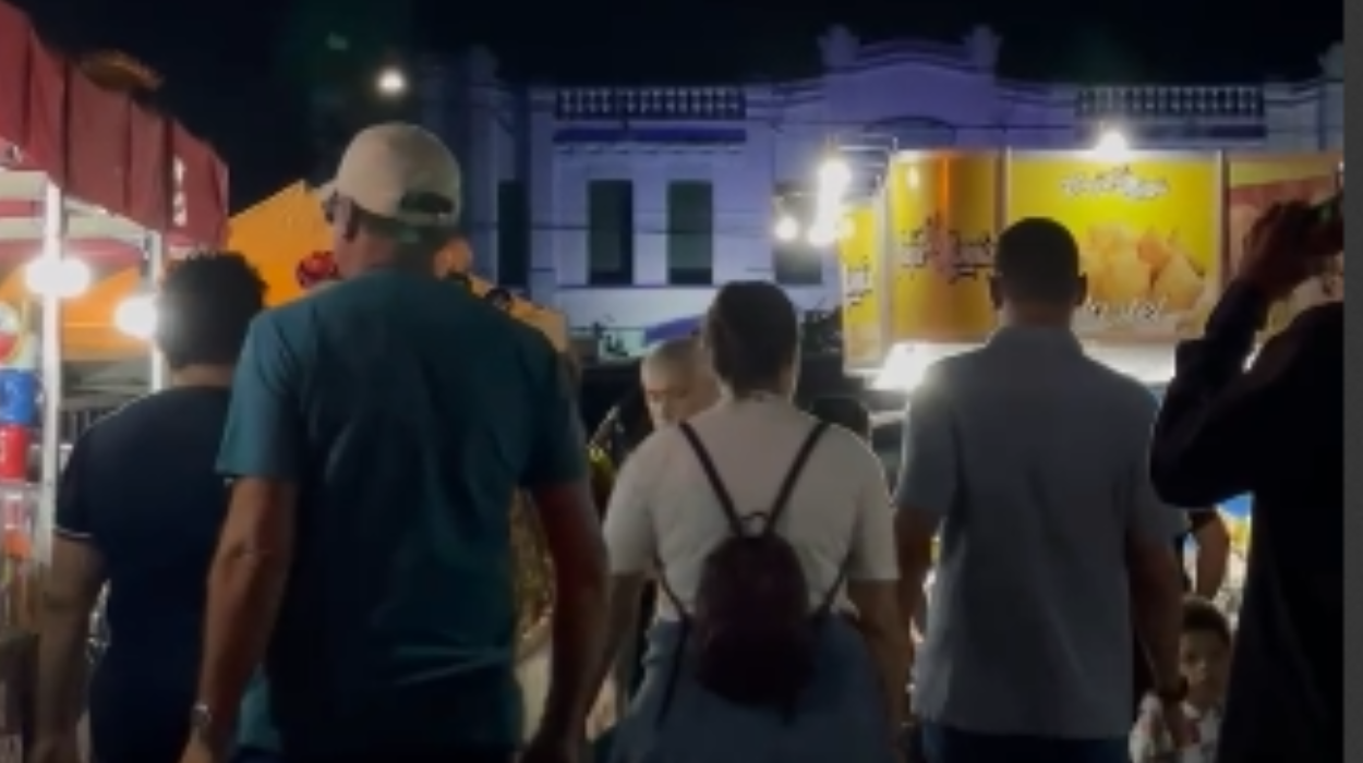 Público aguarda Procissão do Fogaréu na Cidade de Goiás