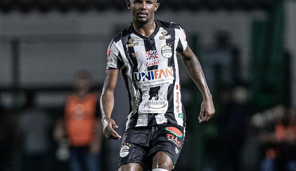 Marcão, zagueiro do Goiânia