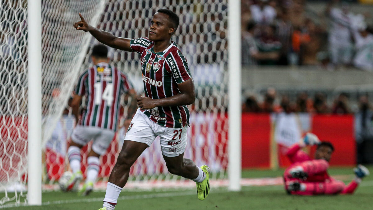 Arias comemorando um dos gols marcados