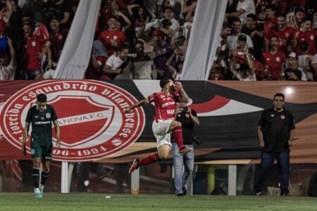 Alesson comemorando o gol marcado contra o Goiás