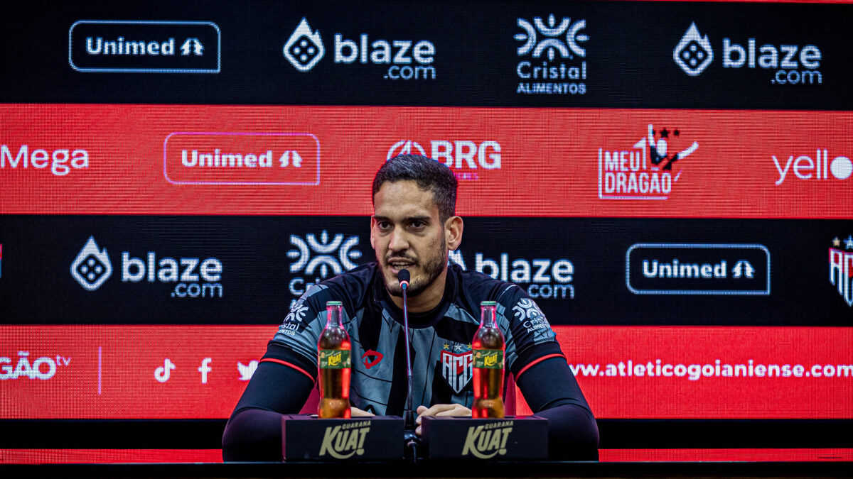 Goleiro Ronaldo durante entrevista coletiva