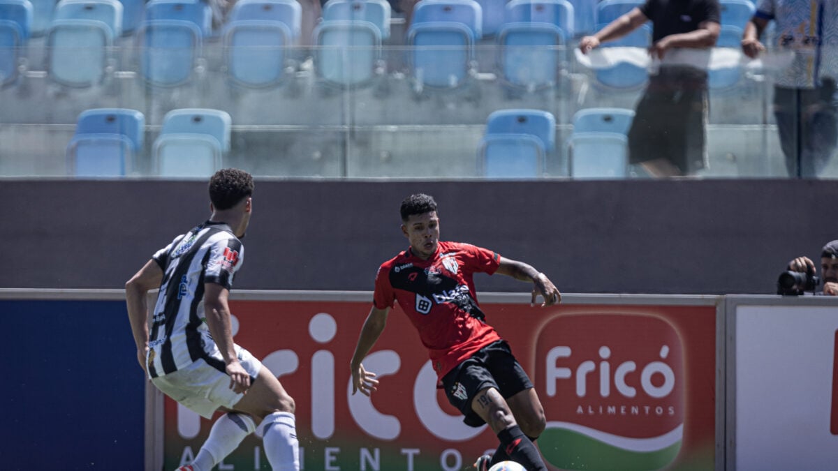 Zuleta sendo marcado no Olímpico