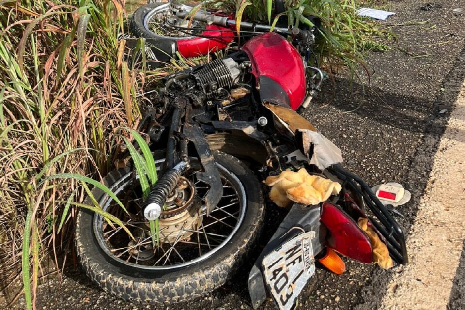 Acidente em Itapuranga termina com motociclista morto e criança com perna decepada na GO-156 colisão entre a motocicleta e uma caminhonete