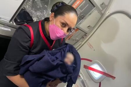 Mulher dá à luz em voo no México e companhia presenteia recém-nascido com 90 viagens gratuitas Passageira foi atendida por um médico