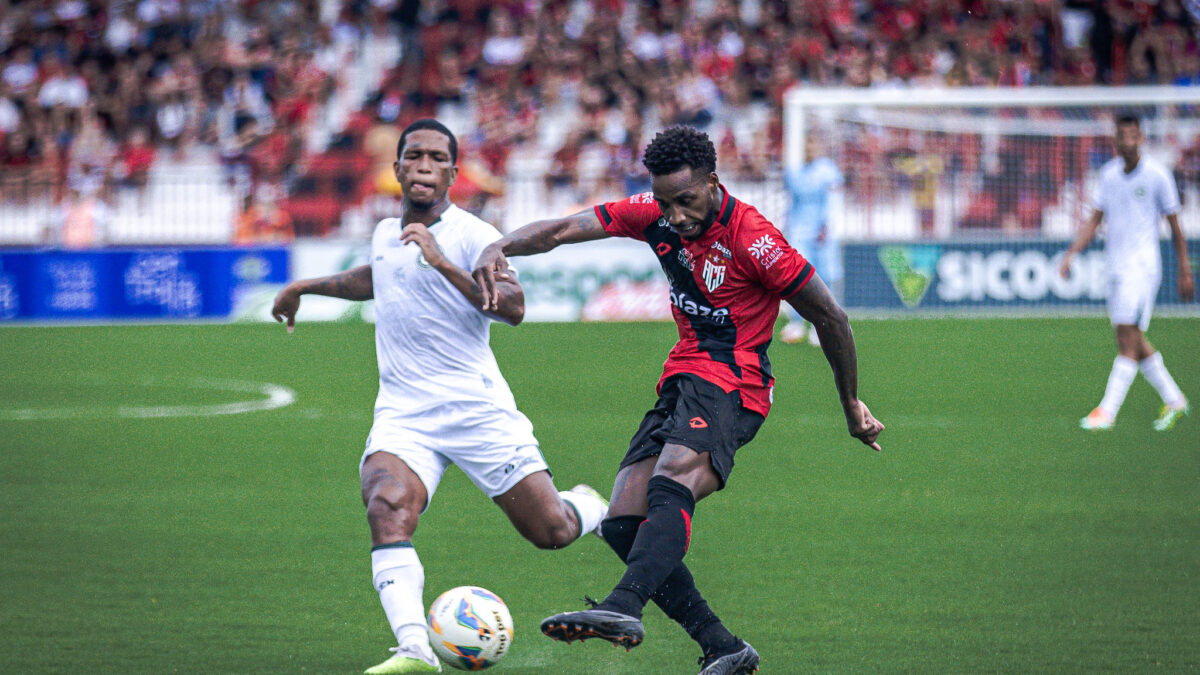 Guilherme Romão sendo marcado por Juninho no Accioly