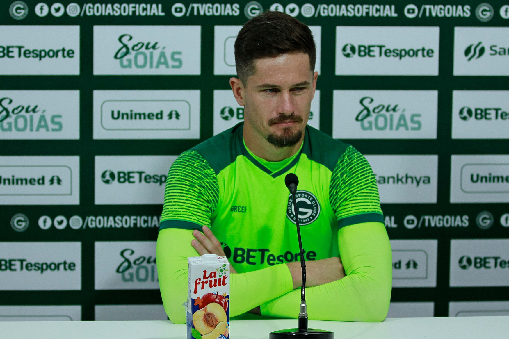 Ídolo do Goiás, goleiro Tadeu projeta clássico contra o Vila e comenta renovação: “Carinho e respeito pelo clube”