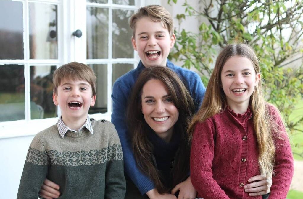 Kate Middleton se desculpa após foto manipulada 'Como muitos fotógrafos amadores, ocasionalmente faço experiências com edição', diz