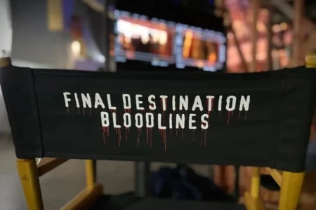 A franquia de terror "Premonição" vai ganhar um sexto filme e as filmagens já começaram. O longa ganhou título oficial em uma foto revelada pelo produtor Craig Perry. O filme se chamará "Premonição: Bloodlines", algo como "linhagem sanguínea" em tradução livre.