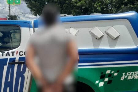 Homem é preso após agredir a esposa e ameaçar filha de 8 anos, em Aparecida Policiais encontraram vítima com várias lesões