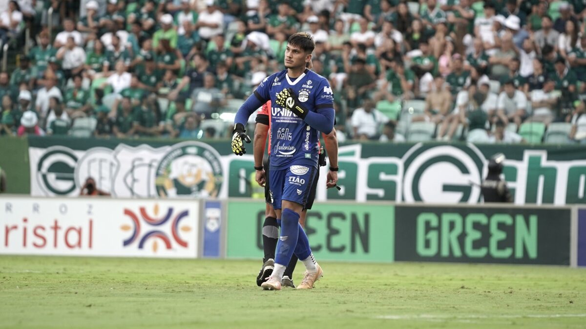 Goleiro Léo comemorando pênalti defendido