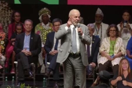 Lula critica ato de Bolsonaro: "sabe que fez caca e pode ser preso" "Ficou trancado dentro de casa chorando", disse o petista