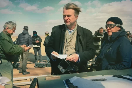 Christopher Nolan pode estar na fila para o ouro do Oscar neste domingo, mas o diretor já está nadando no ouro graças a um acordo supostamente lucrativo para “Oppenheimer”.