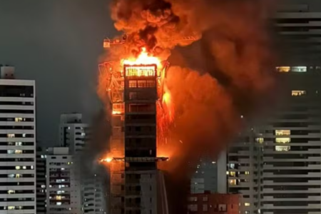 Incêndio de grande proporção atinge prédio em construção na cidade de Recife (Foto: Eduardo Fialho)