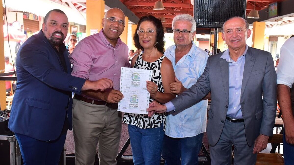 Permissionários do Mercado da 74, em Goiânia, recebem autorizações de funcionamento