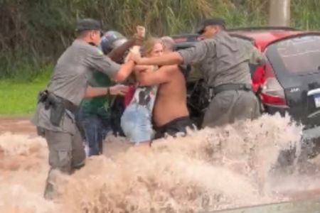 Policiais no momento do resgate no Setor São Judas Tadeu, em Goiânia (Foto PMGO)
