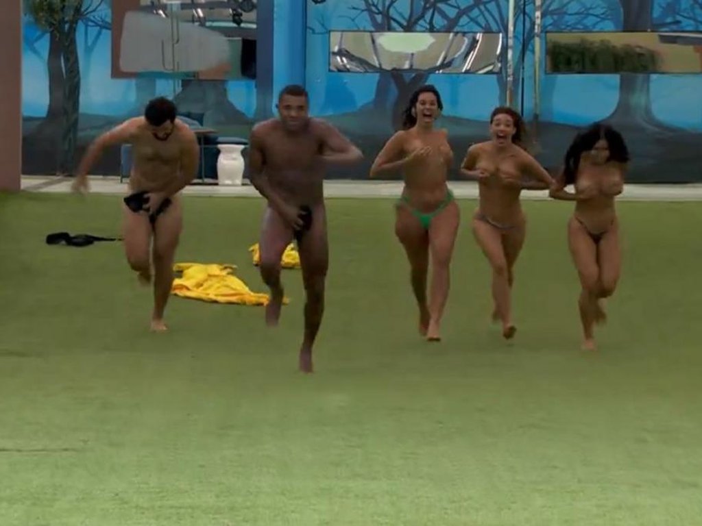 Davi, Matteus, Alane, Beatriz e Isabelle pulam pelados na piscina do BBB 24