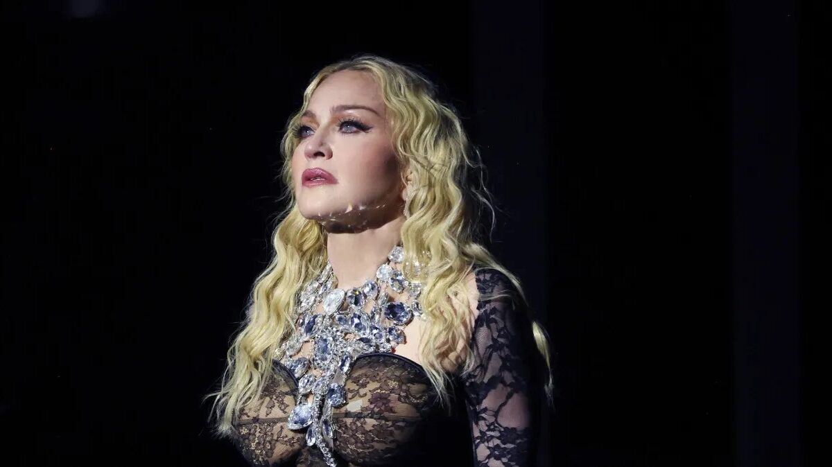Madonna no Rio: 270 toneladas de estrutura, palco de 18m, 45 baús de roupas; veja números cantora fretou três aviões