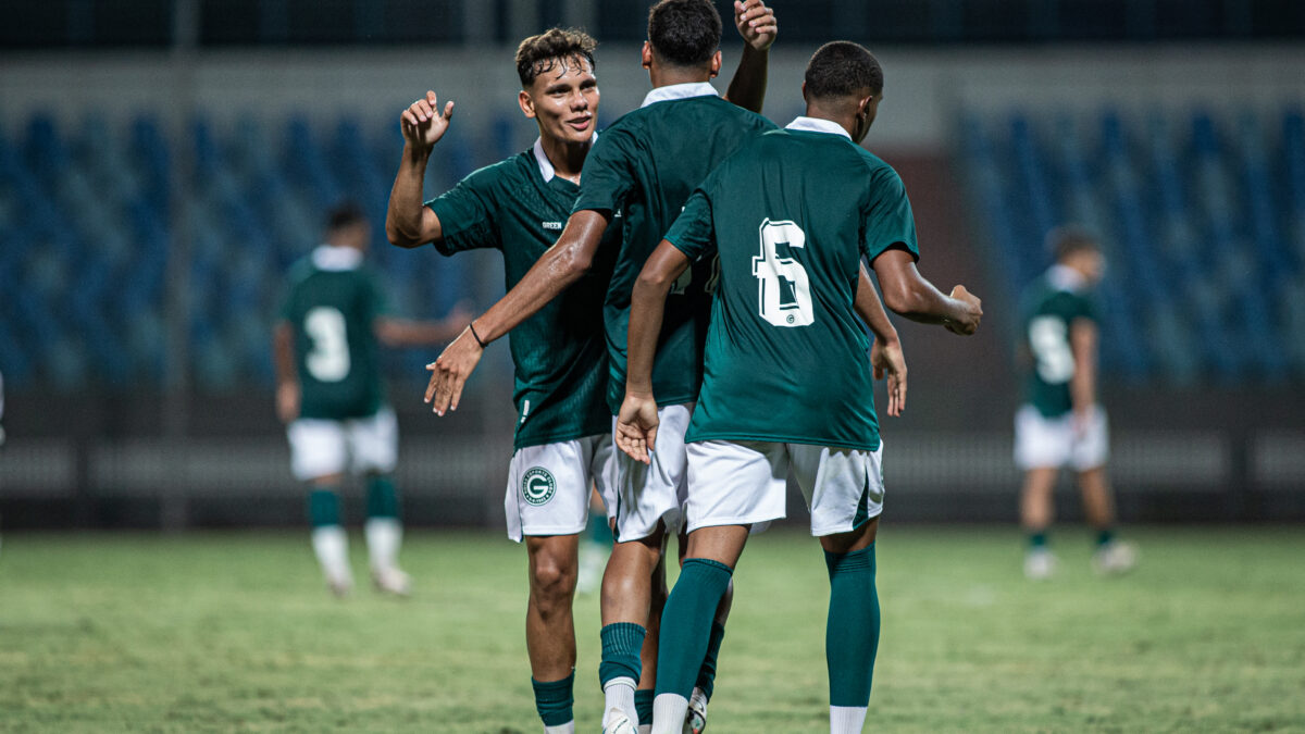 Jogadores do Goiás comemorando gol