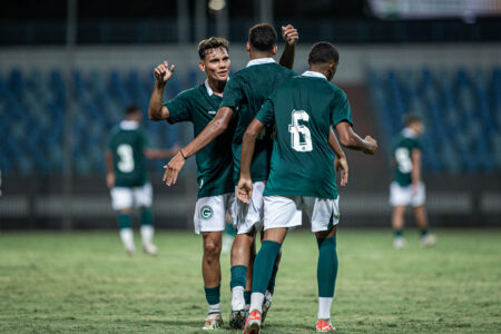 Jogadores do Goiás comemorando gol