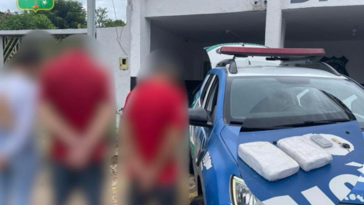 Suspeitos de tráfico foram presos em Senador Canedo (Foto: PMGO)