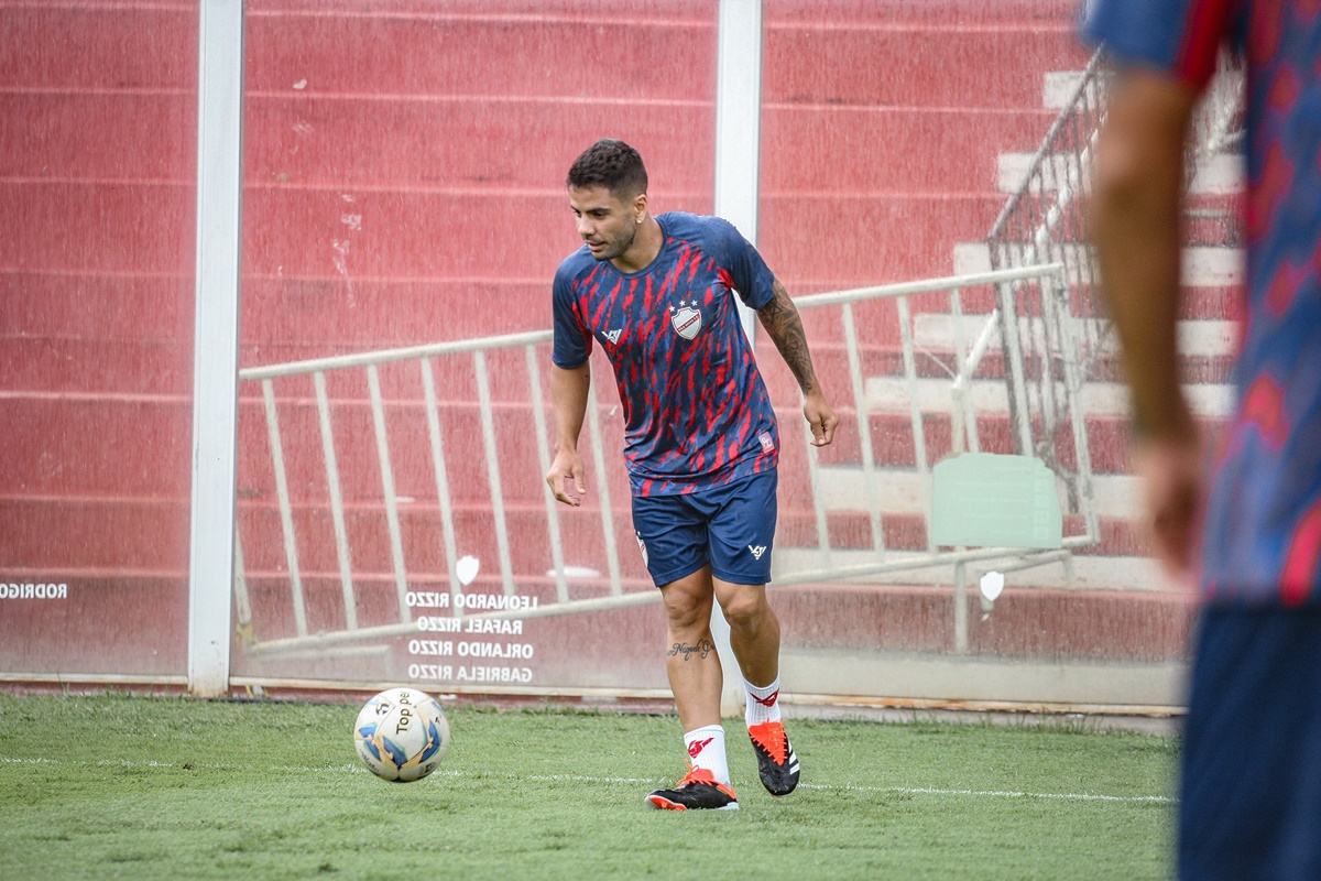 Henrique Almeida fala em jogo atípico contra o Atlético Goianiense e ressalta confiança do elenco colorado