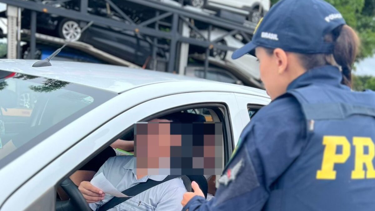 Foto colorida mostra PRF abordando carro com família em Goiás (Foto: PRF)