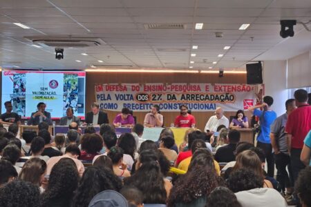 Professores da UEG suspendem greve temporariamente