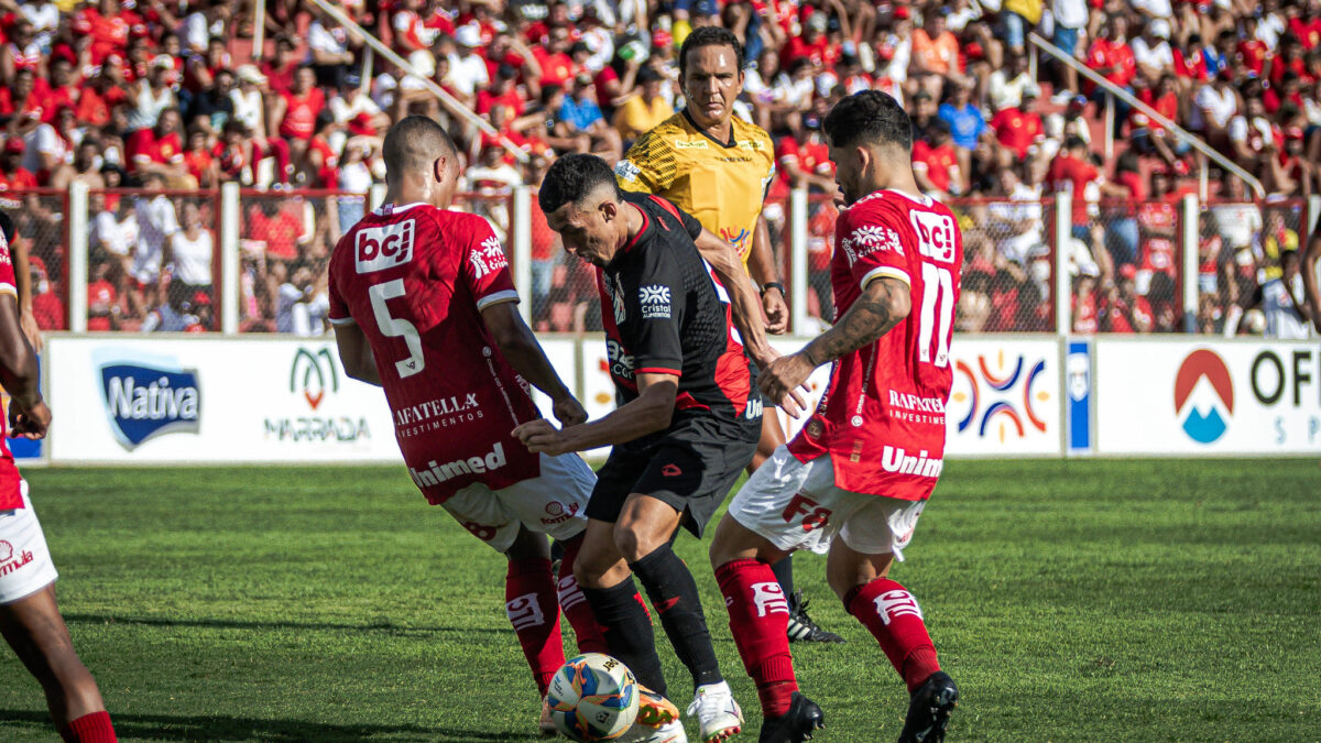 Gabriel Baralhas sendo marcado por Alesson