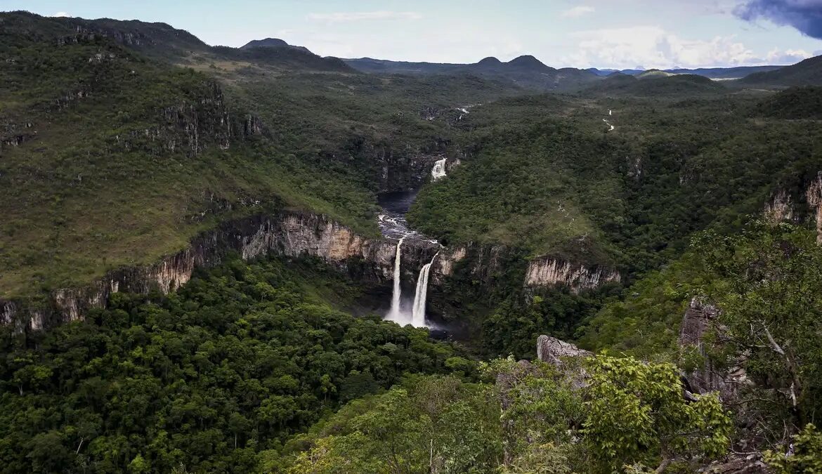 Cachoeira na Chapada dos Veadeiros - Relatório aponta cidades que mais faturam com turismo em Goiás