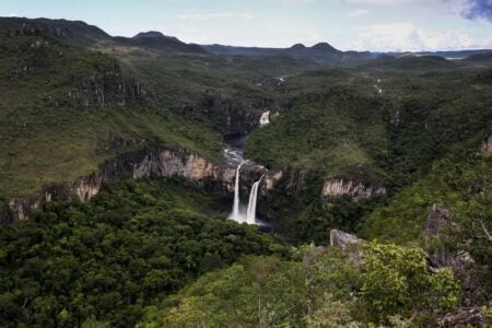 Cachoeira na Chapada dos Veadeiros - Relatório aponta cidades que mais faturam com turismo em Goiás