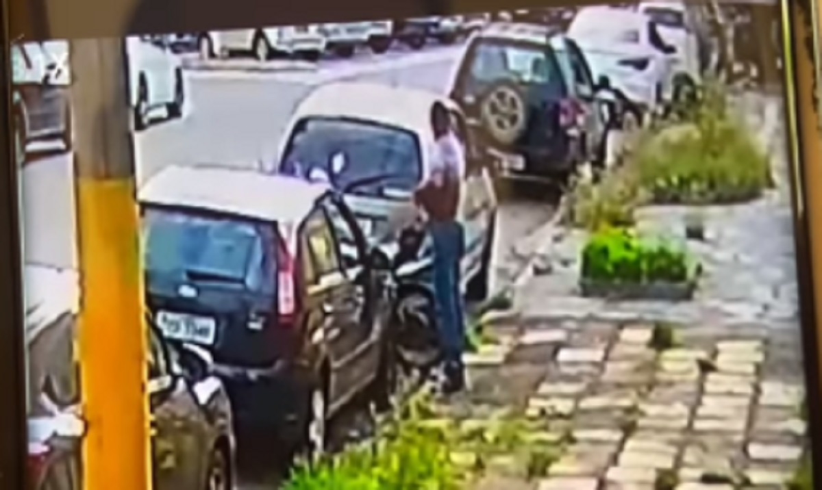 Câmera de segurança flagra homem quebrando vidro de carro para furtar, em Goiânia
