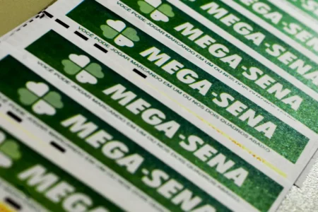 Mega-Sena acumula, e prêmio vai a R$ 50 milhões Caixa Econômica Federal, quina teve 43 apostas ganhadoras. Cada uma receberá R$ 51.309,67