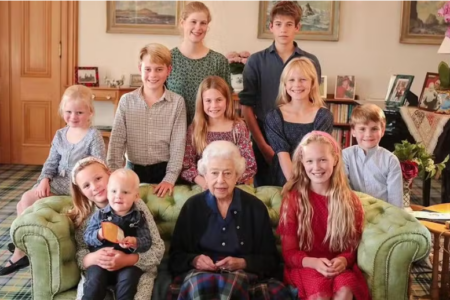 Foto da rainha Elizabeth II com netos também teria sido manipulada