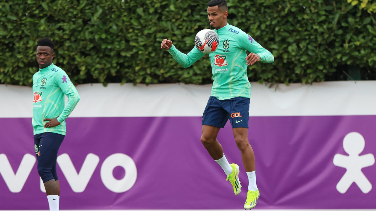 Galeno treinando e sendo observado por Vini Jr