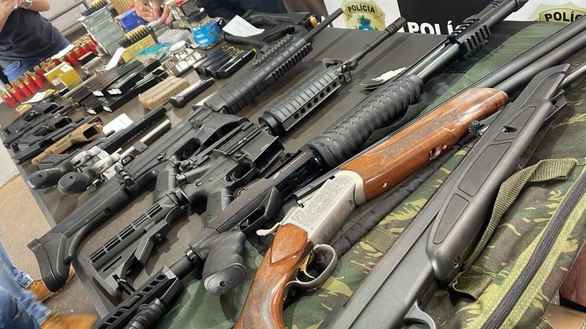 Arsenal de armas foi encontrado em Rio Verde, na casa do irmão do suspeito (Foto: PCGO)