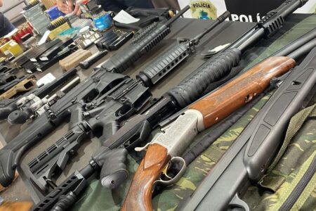 Arsenal de armas foi encontrado em Rio Verde, na casa do irmão do suspeito (Foto: PCGO)