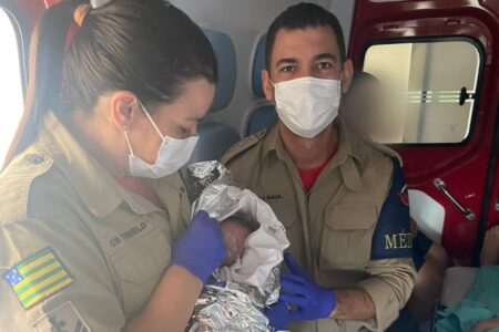 Adolescente da à luz dentro do banheiro de Posto de Saúde em Goiânia O recém-nascido caiu dentro do vaso sanitário